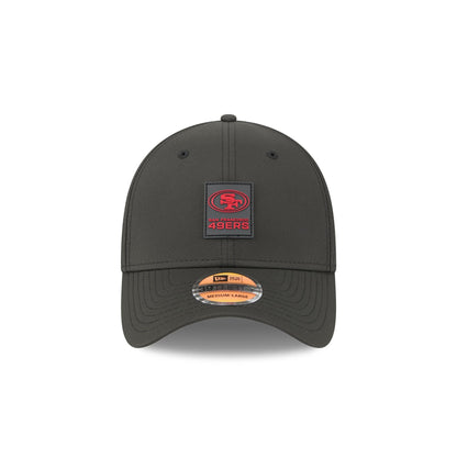 San Francisco 49ers 2025 Sideline Hot Weather Black 39THIRTY Stretch Fit Hat